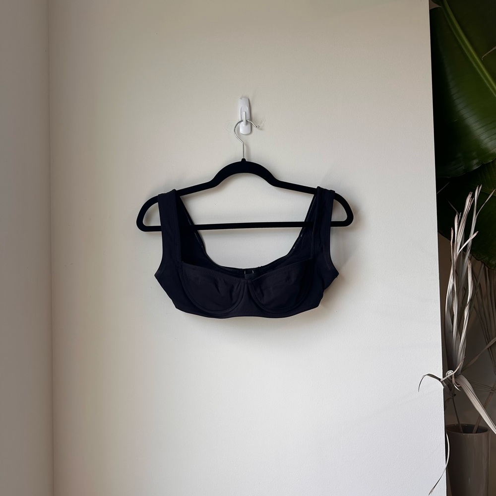 SKIMS Shaping Swim Unlined Underwire Bikini Top in Onyx size Small